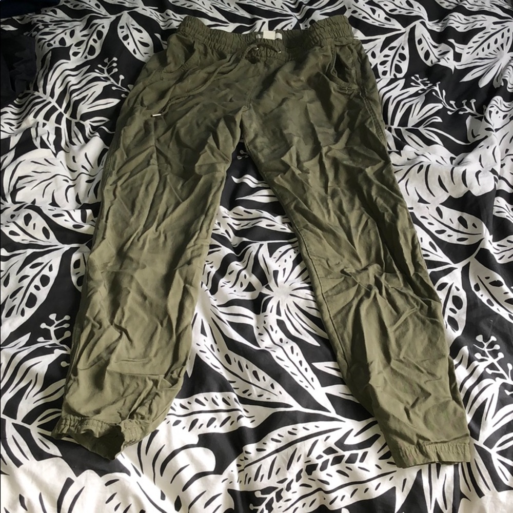 H & M green cropped pants